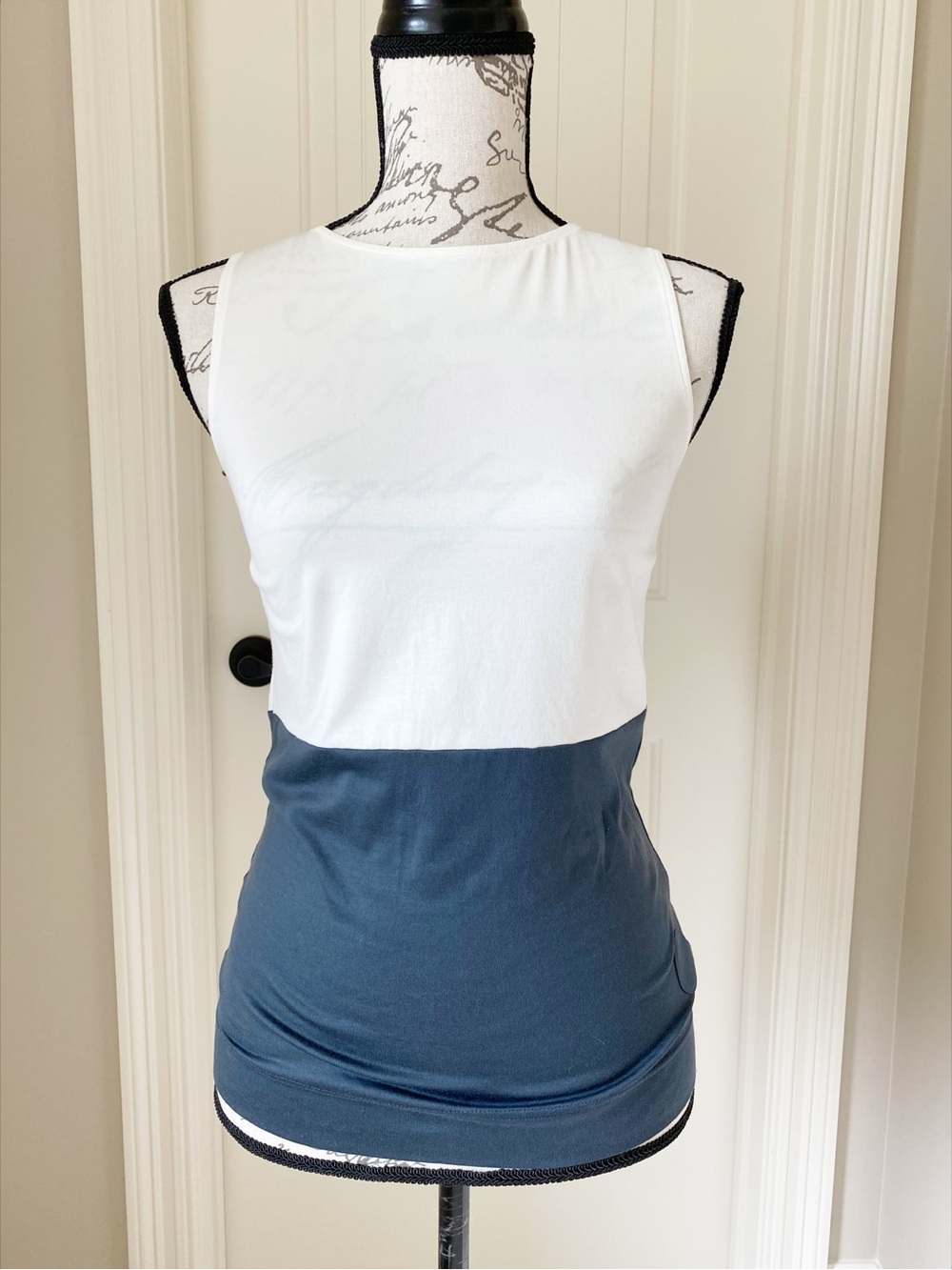 AKRIS PUNTO Sleeveless Colorblock Top in White and Slate Size 6 EXCELLENT